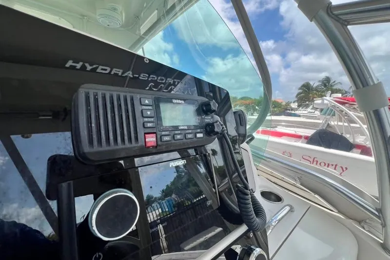 Slide: The Image of La imagen muestra la cabina de un Hydra-Sports 3300 VX de 2005 con una radio. - 38