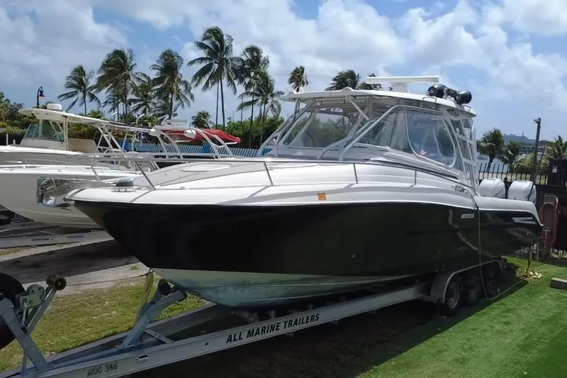 Slide: The Image of Un barco Hydra-Sports 3300 VX de 2005 en un remolque, rodeado de palmeras. - 5