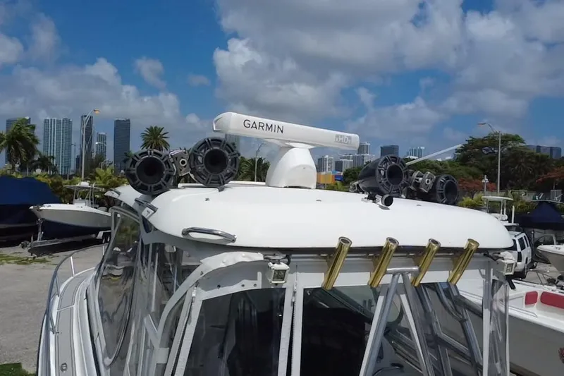 Slide: The Image of Een Hydra-Sports 3300 VX uit 2005 met Garmin-radar, hengelhouders en luidsprekers op het dak. - 15
