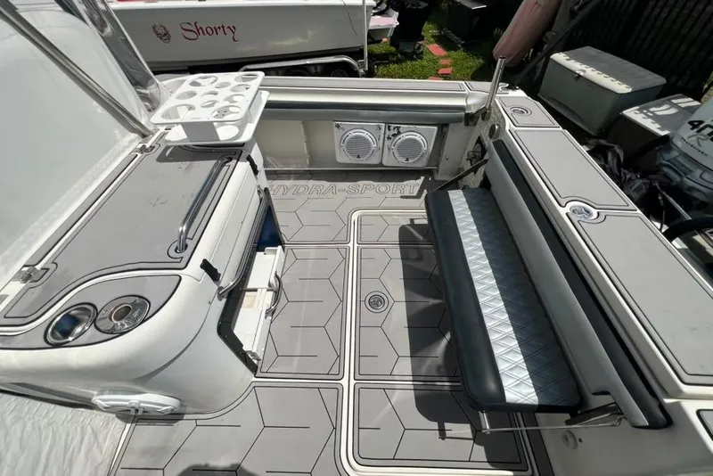 Slide: The Image of Das Bild zeigt das Cockpit eines Hydra-Sports 3300 VX von 2005 mit grauen Polstern und Angelrutenhaltern. - 35