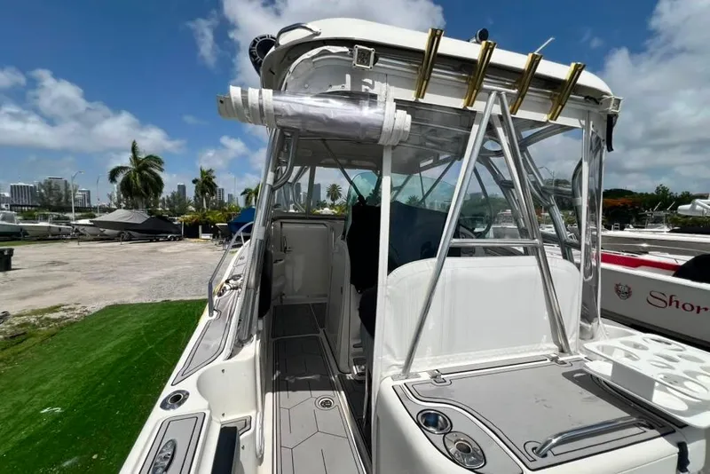 Slide: The Image of Ein 2005er Hydra-Sports 3300 VX mit geräumigem Cockpit und robustem T-Top, im Hafen angedockt. - 44