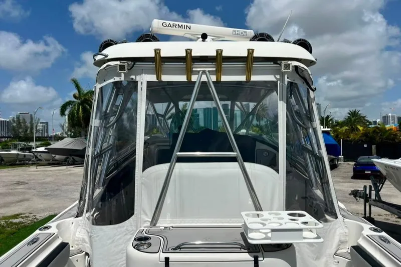 Slide: The Image of Die Hydra-Sports 3300 VX von 2005 zeigt ein Cockpit mit klaren Abdeckungen und Angelrutenhaltern. - 26