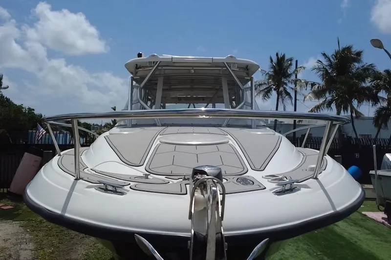 Slide: The Image of Die Hydra-Sports 3300 VX von 2005 liegt an Land. Sie hat ein geräumiges Deck und eine robuste Reling. - 11