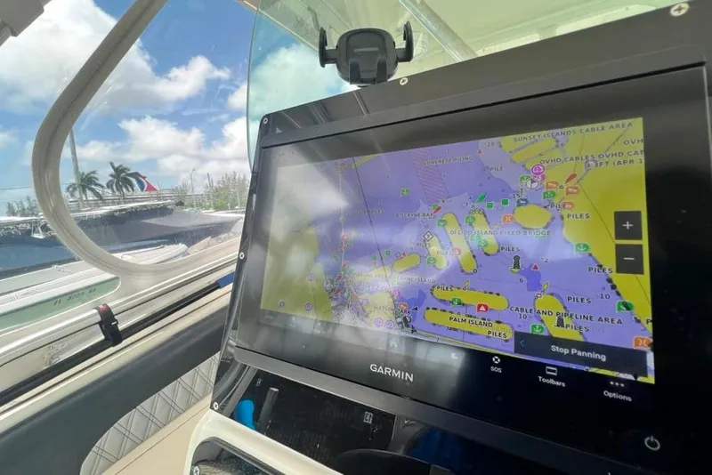 Slide: The Image of Un système de navigation Garmin affiche une carte nautique à bord d'un Hydra-Sports 3300 VX de 2005. - 37