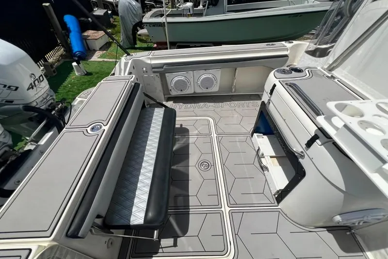 Slide: The Image of Das Bild zeigt das Cockpit eines Hydra-Sports 3300 VX Bootes von 2005 mit Sitzbank und Stauraum. - 30