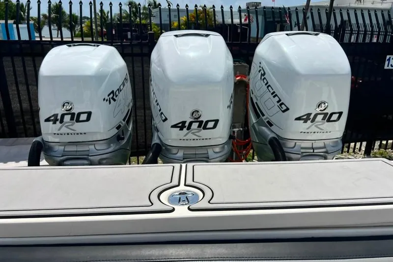 Slide: The Image of Trois puissants moteurs hors-bord marqués "400 Racing" sont montés à l'arrière d'un bateau. - 32