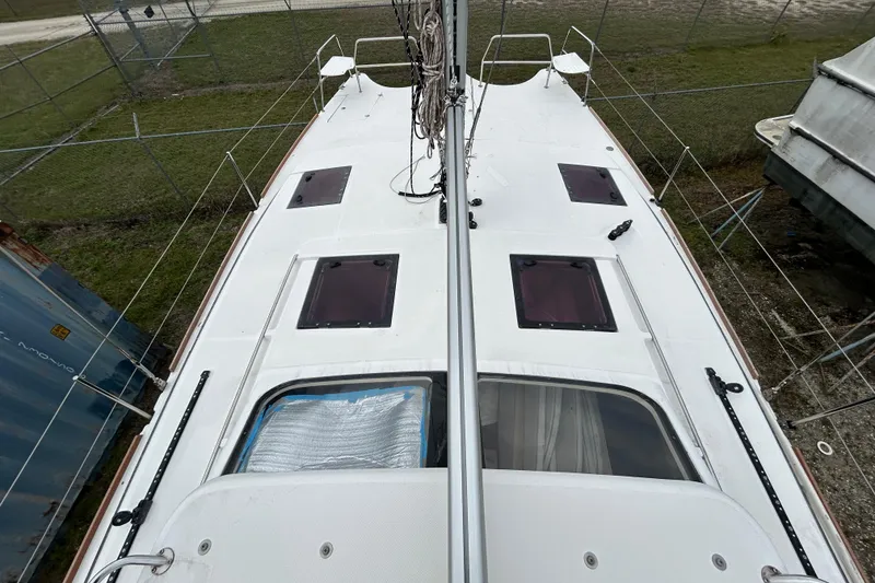 Slide: The Image of Top view of 2013 Gemini Legacy 35 sailboat deck with hatches and mast. - 35