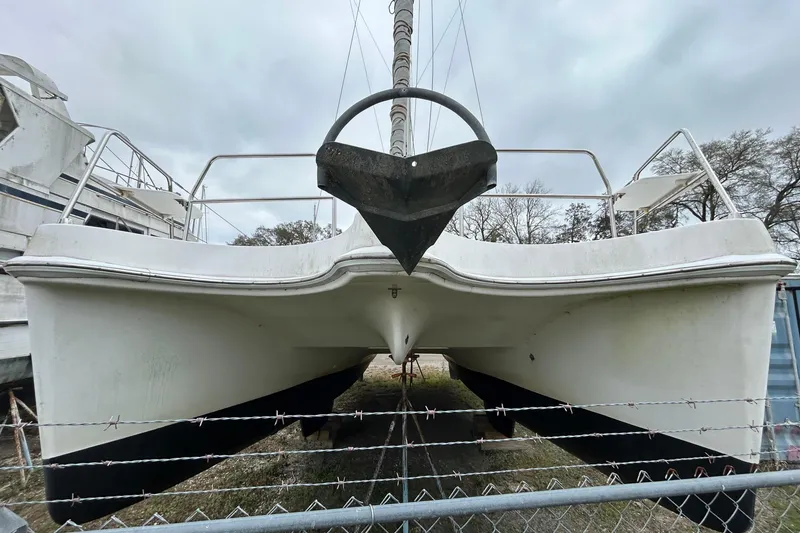 Slide: The Image of 2013 Gemini Legacy 35 catamaran, droogdok achter een hek. - 19