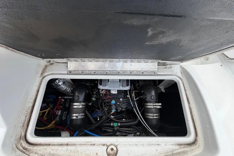 Slide: The Image of Compartiment moteur d'un bateau Crownline 236 SC 2012. - 17
