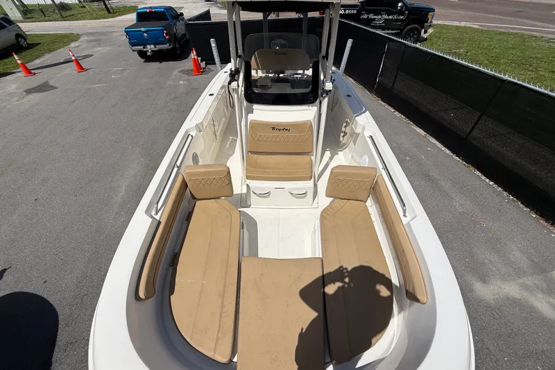 Slide: The Image of L'immagine mostra il ponte di un Bayliner Trophy T22CC 2024 con rivestimenti beige. - 41