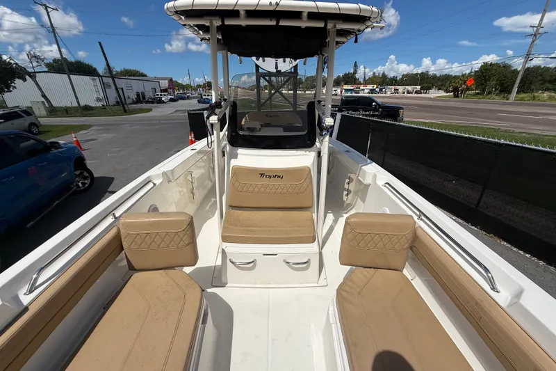 Slide: The Image of La imagen muestra la cubierta de un barco Bayliner Trophy T22CC 2024 con asientos beige. - 44