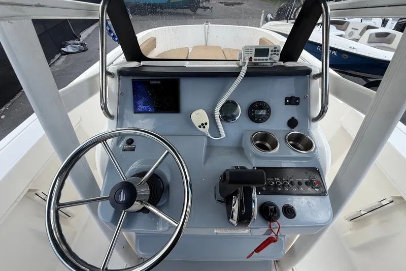 Slide: The Image of L'image montre la barre d'un Bayliner Trophy T22CC 2024 avec volant et instruments. - 23