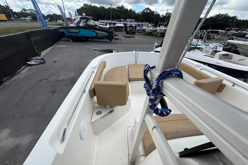 Slide: The Image of De afbeelding toont het dek van een Bayliner Trophy T22CC boot uit 2024 met beige zitplaatsen. - 32