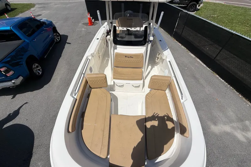 Slide: The Image of La imagen muestra un barco Bayliner Trophy T22CC de 2024 con tapicería beige y un puesto de mando central. - 42