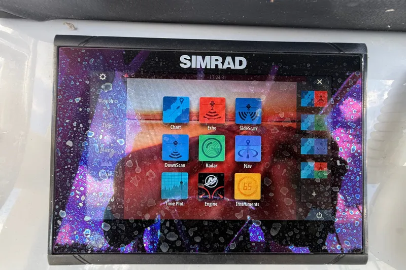 Slide: The Image of Pantalla Simrad en un barco Bayliner Trophy T22CC, mostrando varias funciones de navegación y sonar. - 24