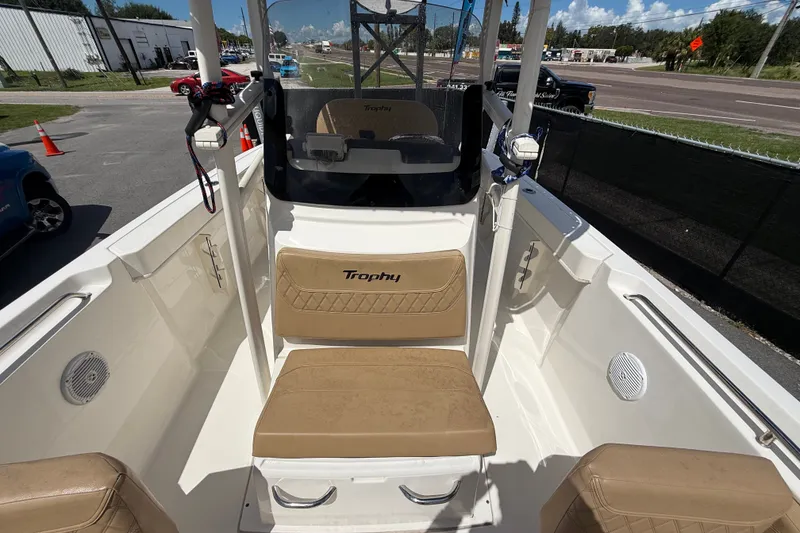 Slide: The Image of Das Bild zeigt das Cockpit eines Bayliner Trophy T22CC von 2024 mit beigen Sitzen und Lenkrad. - 46