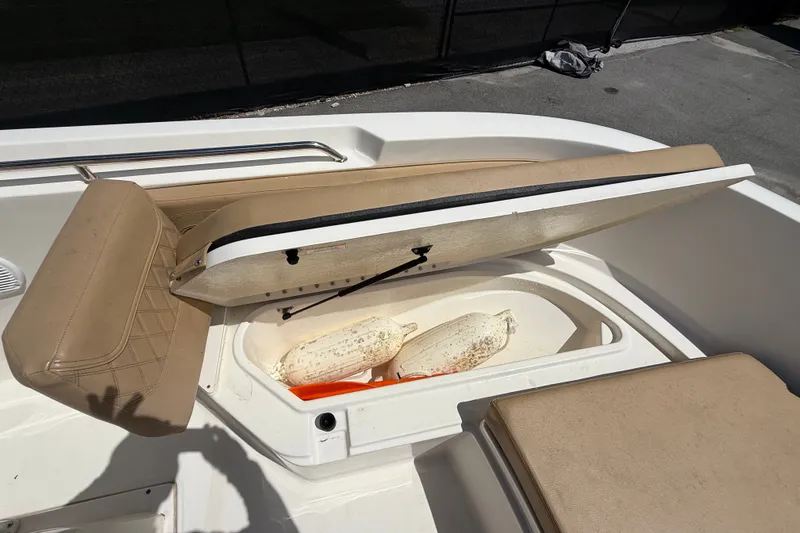 Slide: The Image of La imagen muestra el compartimento de almacenamiento de un Bayliner Trophy T22CC 2024 con dos defensas dentro. - 37
