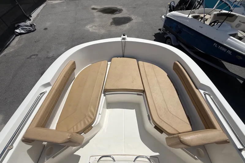 Slide: The Image of L'immagine mostra la prua di un Bayliner Trophy T22CC 2024 con cuscini beige. - 34