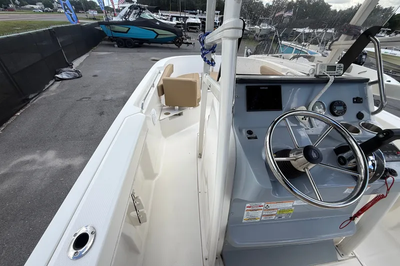Slide: The Image of L'immagine mostra il cockpit di un Bayliner Trophy T22CC 2024 con volante e strumenti. - 30