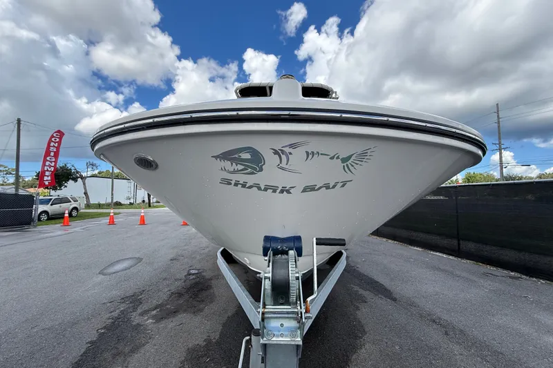 Slide: The Image of Die Bayliner Trophy T22CC von 2024 steht auf einem Anhänger. Der Bug zeigt ein Hai-Design. - 13
