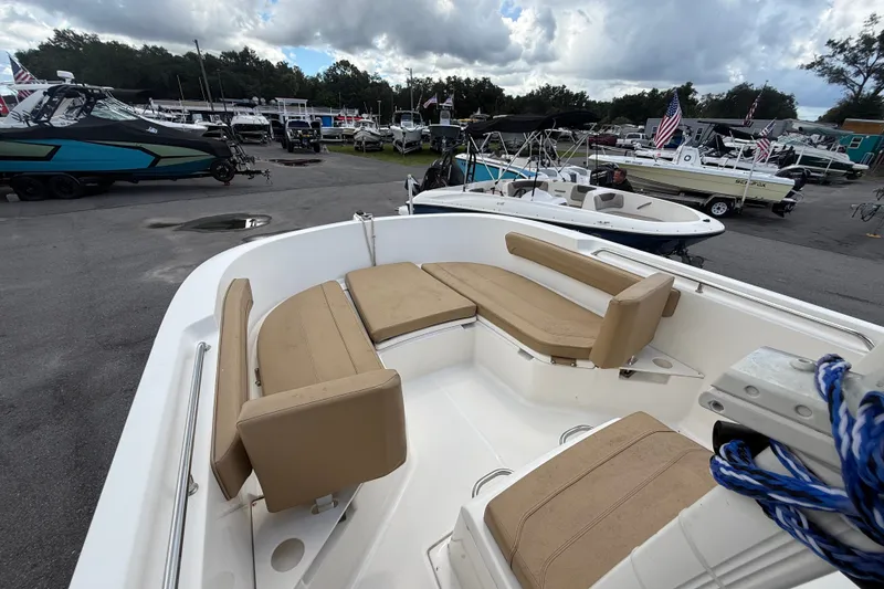 Slide: The Image of Das Bild zeigt das Vorderdeck eines Bayliner Trophy T22CC von 2024 mit beigen Polstern. - 33