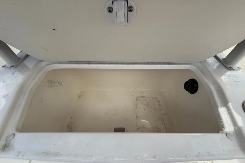 Slide: The Image of Een open opbergvak op een Bayliner Trophy T22CC boot uit 2024. - 20