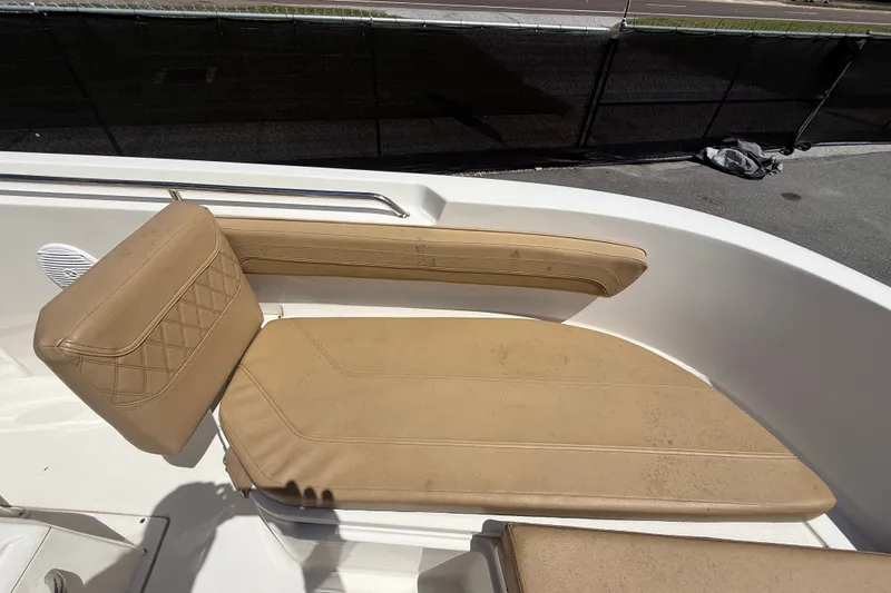 Slide: The Image of De afbeelding toont een beige loungegedeelte op een Bayliner Trophy T22CC boot uit 2024. - 36