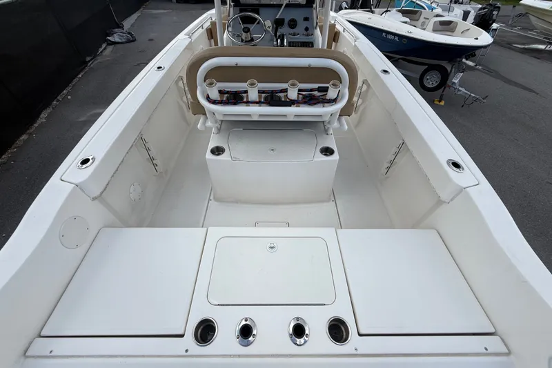 Slide: The Image of Das Bild zeigt das Cockpit eines Bayliner Trophy T22CC von 2024 mit Sitzbank und Stauraum. - 16