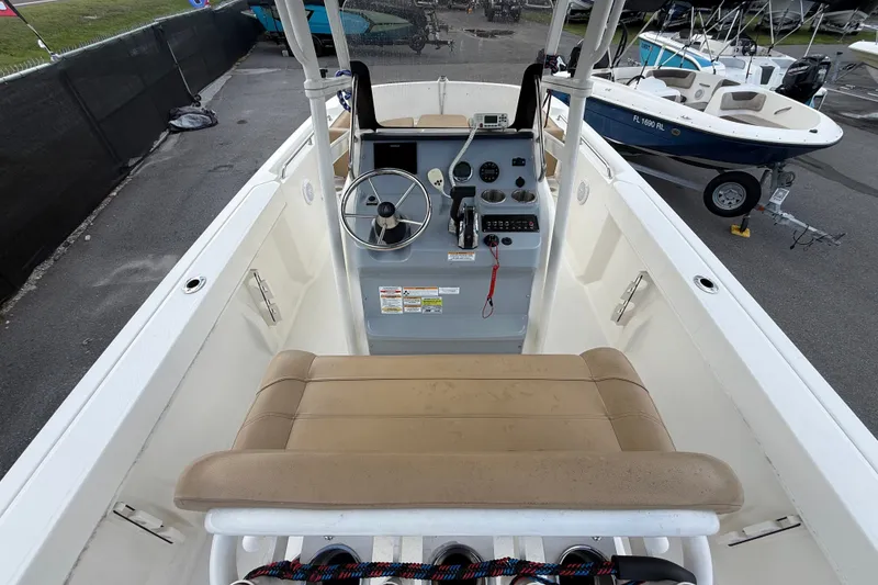 Slide: The Image of L'image montre le cockpit d'un Bayliner Trophy T22CC 2024 avec une barre et un espace de sièges. - 21