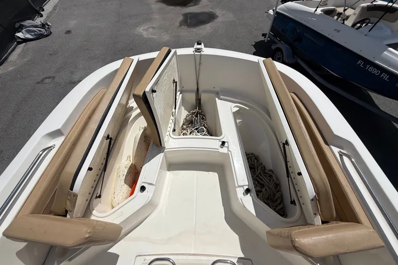 Slide: The Image of L'image montre la proue d'un bateau Bayliner Trophy T22CC avec rangement et sièges. - 35
