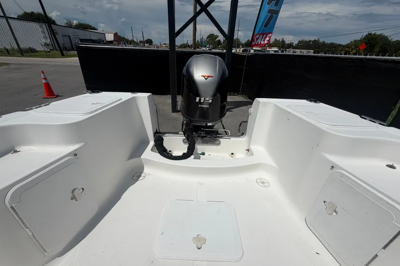 Slide: The Image of 2005 Sea Fox 197 Center Console boat with Yamaha 115 engine, displayed for sale. - 39