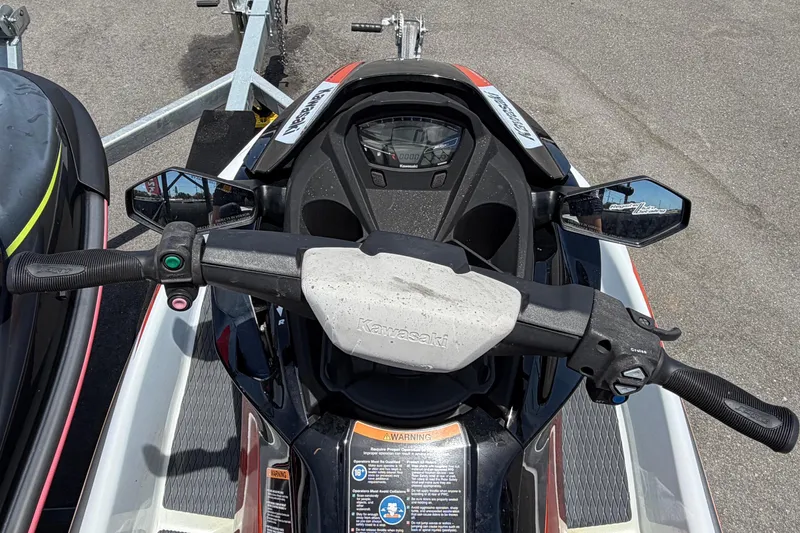 Slide: The Image of Kawasaki Jetski STX 160LX 2024: Vista del manubrio con specchietti e cruscotto. - 32