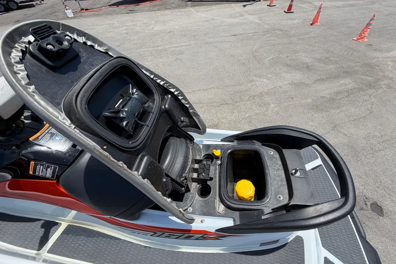 Slide: The Image of 2024 Kawasaki Jetski STX 160LX mit geöffneter Sitzbank und Stauraum. - 44