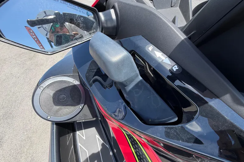 Slide: The Image of Close-up van een jetski-stuur met spiegel en luidspreker. - 16