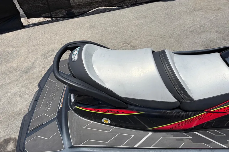 Slide: The Image of Kawasaki Jetski STX 160LX 2024 met grijze stoel en zwarte handgreep. - 23