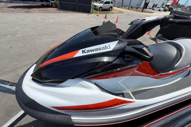 Slide: The Image of Kawasaki Jetski STX 160LX del 2024 su un rimorchio. - 41
