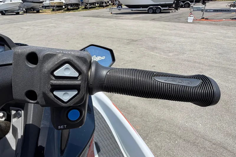 Slide: The Image of Close-up van het stuur van een Kawasaki Jetski STX 160LX uit 2024. - 39