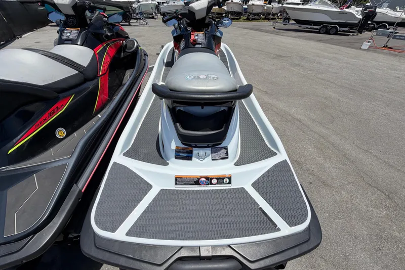 Slide: The Image of Kawasaki Jetski STX 160LX 2024 in un parcheggio con altre barche. - 27