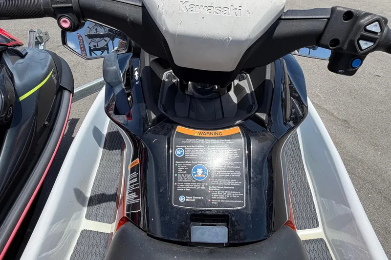 Slide: The Image of Primo piano di un Kawasaki Jetski STX 160LX del 2024. - 33