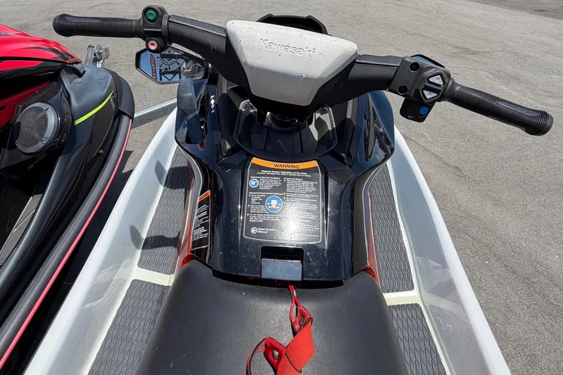 Slide: The Image of Kawasaki Jetski STX 160LX 2024 con manillar negro y correa de seguridad roja. - 31