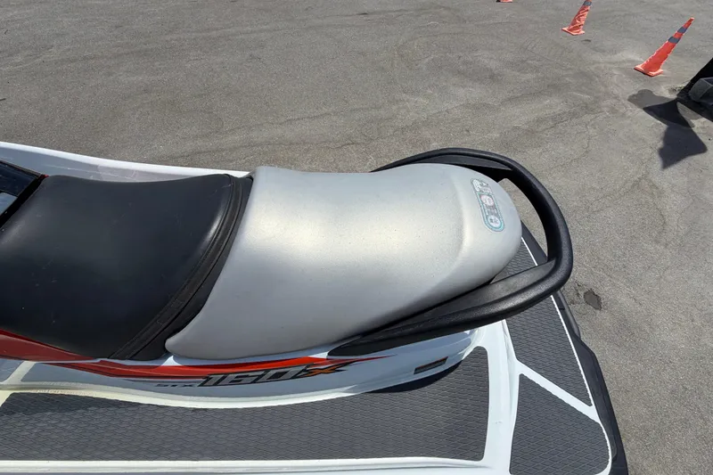 Slide: The Image of Primo piano del sedile di un Kawasaki Jetski STX 160LX 2024 in un parcheggio. - 43