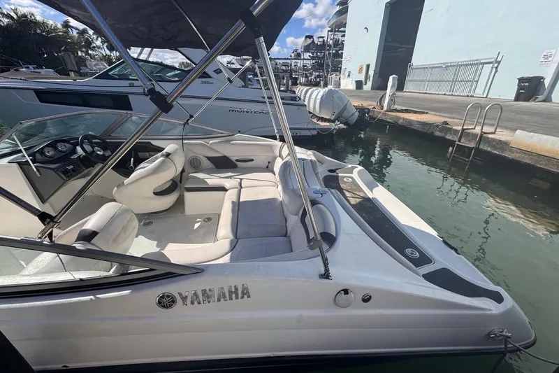 Slide: The Image of Bateau Yamaha SX190 2012 amarré, vue intérieure. - 4