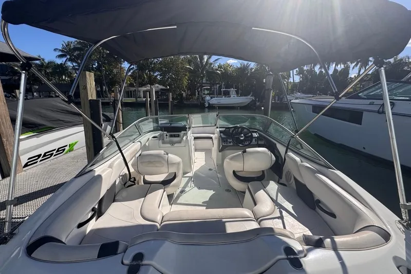 Slide: The Image of Vista interior de un barco Yamaha SX190 2012 en el muelle. - 8
