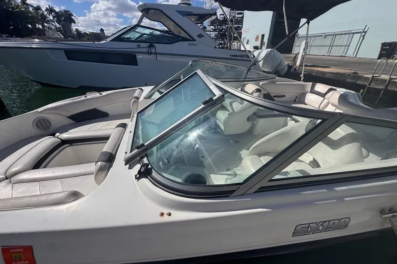Slide: The Image of Barco Yamaha SX190 2012 atracado en un día soleado. - 5