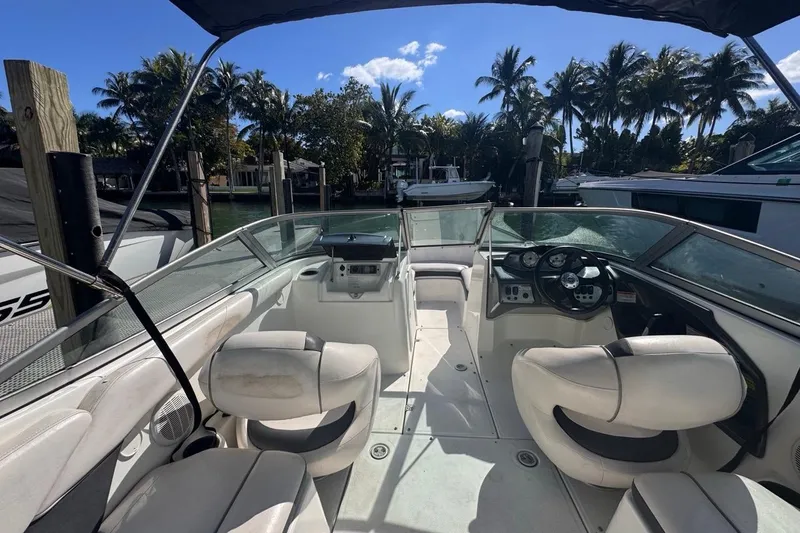 Slide: The Image of Innenraum eines 2012 Yamaha SX190 Bootes im Hafen. - 10