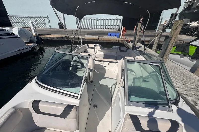 Slide: The Image of Barco Yamaha SX190 2012 atracado con toldo Bimini. - 28