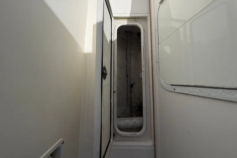 Slide: The Image of Ein offenes Staufach auf einem Boot mit weißen Wänden und einer Tür. - 45
