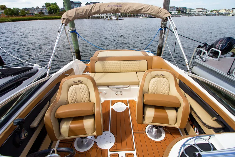 Slide: The Image of L'immagine mostra il cockpit di un Sea Ray 220 Sundeck 2015 con due sedili imbottiti. - 46