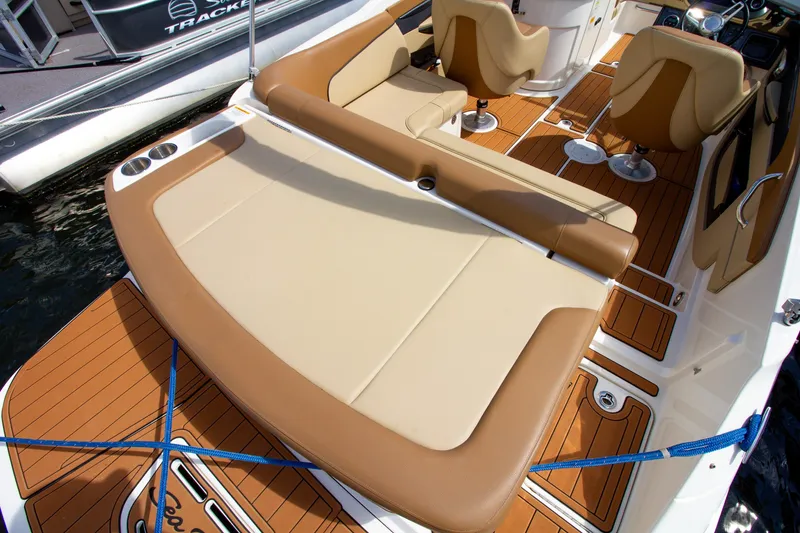 Slide: The Image of Das Bild zeigt das Deck eines Sea Ray 220 Sundeck Bootes von 2015 mit beigen Polstern. - 29