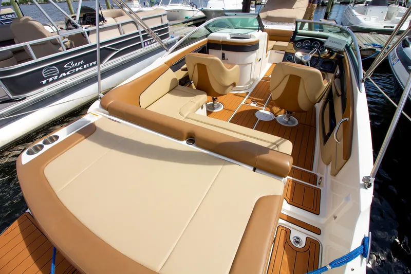 Slide: The Image of L'immagine mostra il ponte di una barca Sea Ray 220 Sundeck 2015 con tappezzeria beige. - 30